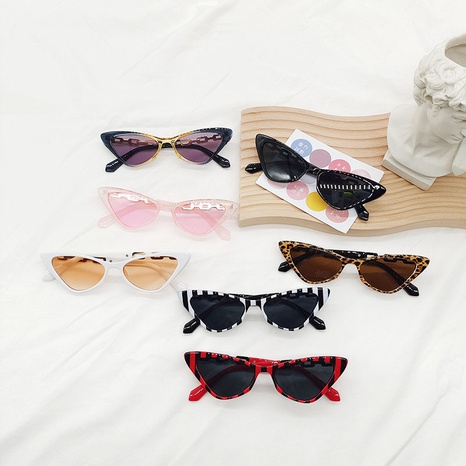 Schwarz-weiß gestreifte neue Mode-Katzenauge-Sonnenbrille für Frauen im Großhandel's discount tags
