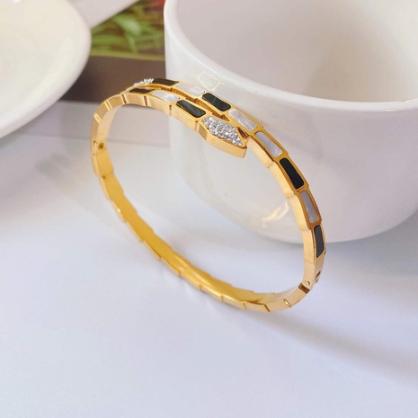 Modetrends Gold-Titan-Stahl schlangenförmig eingelegtes Armband mit Zirkonperlen's discount tags
