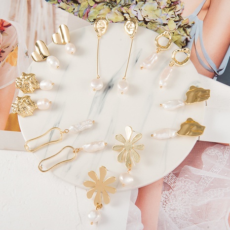 Pendientes de perlas de aleación geométrica en forma de corazón con borlas de flores de moda al por mayor's discount tags