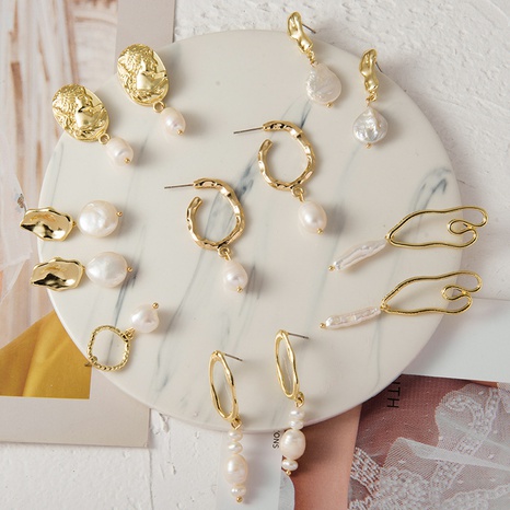 Nuevos pendientes creativos de aleación geométrica de oro con perla hueca al por mayor's discount tags