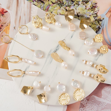 Einfache geometrische Troddel-lange barocke Perlen-Legierungs-Ohrring-Großverkauf's discount tags