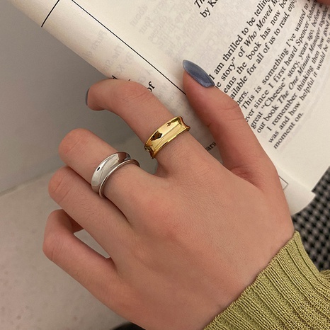 Europäischer und amerikanischer konkaver, glänzend versilberter Zeigefingerring aus Kupfer, weiblich's discount tags