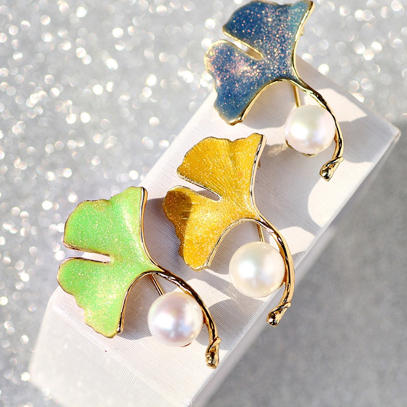 Broche de hoja de ginkgo pintado con esmalte italiano accesorios de perlas de agua dulce a la moda