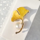 Broche de hoja de ginkgo pintado con esmalte italiano accesorios de perlas de agua dulce a la modapicture7