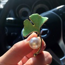 Broche de hoja de ginkgo pintado con esmalte italiano accesorios de perlas de agua dulce a la modapicture8