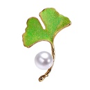 Broche de hoja de ginkgo pintado con esmalte italiano accesorios de perlas de agua dulce a la modapicture9