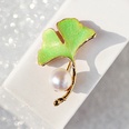 Broche de hoja de ginkgo pintado con esmalte italiano accesorios de perlas de agua dulce a la modapicture11