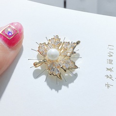 Broche de perle de zircon créative feuille d'érable émail couleur corsage de feuille de ginkgo