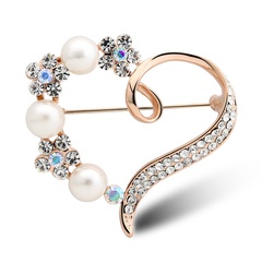 Broche en alliage de perles en forme de coeur à la mode broche de corsage en cristal