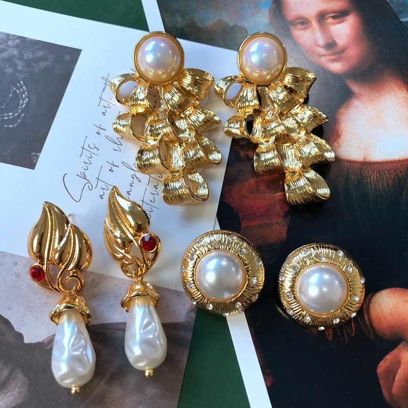 retro pearl inlaid rhinestone Baroque geometric alloy stud earrings