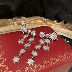 Mode Achtzackiger Stern mit langen Quasten und eingelegten Zirkon-Kupfer-Schneeflocke-Ohrringen