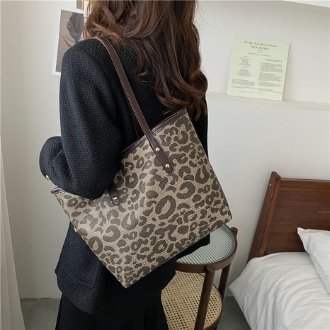 Leopard print large-capacity handbag new shoulder messenger bag's discount tags
