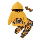 Dreiteiliges Set aus langrmligem TaschenSweatshirt mit gelber Kapuze und Leopardenmuster aus Baumwolle mit Sonnenblumenmuster und Kapuzepicture7
