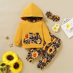 Dreiteiliges Set aus langärmligem Taschen-Sweatshirt mit gelber Kapuze und Leopardenmuster aus Baumwolle mit Sonnenblumenmuster und Kapuze