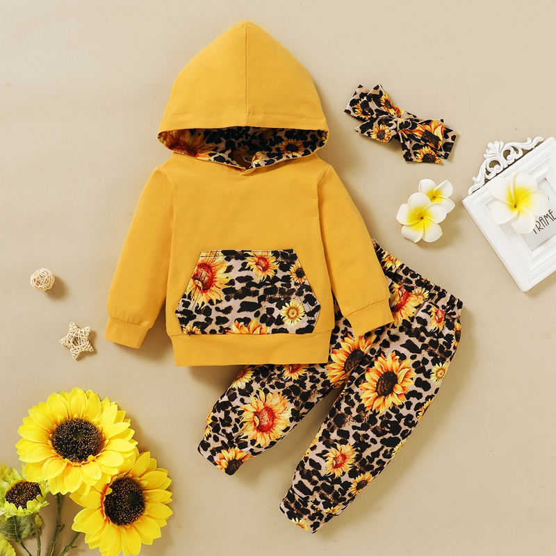 Dreiteiliges Set aus langrmligem TaschenSweatshirt mit gelber Kapuze und Leopardenmuster aus Baumwolle mit Sonnenblumenmuster und Kapuze