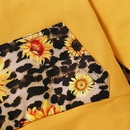 Dreiteiliges Set aus langrmligem TaschenSweatshirt mit gelber Kapuze und Leopardenmuster aus Baumwolle mit Sonnenblumenmuster und Kapuzepicture10