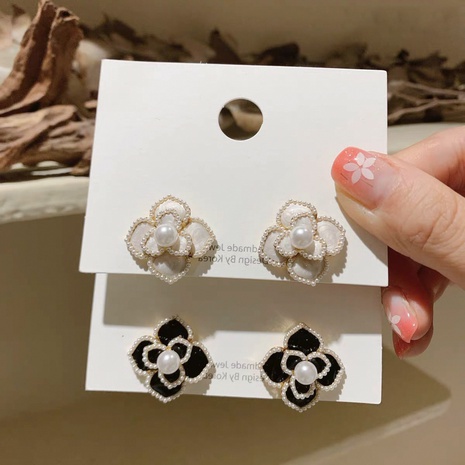einfache Mode Kontrastfarbe Perle Kamelie Retro-Ohrringe Trend's discount tags
