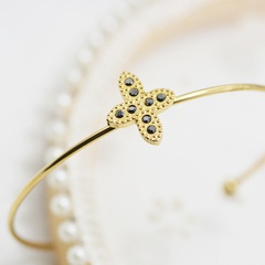 Pulsera de diamantes con incrustaciones en forma de flor y cruz de acero de titanio simple de moda