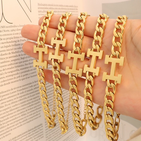 Bracelet en chaîne épaisse européenne et américaine lettre H en acier au titane bracelet en or 18 carats en gros's discount tags