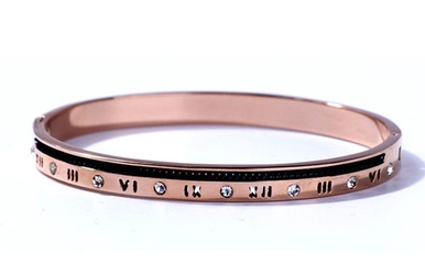 Einfacher Buchstabe geschnitztes hypoallergenes Armband aus Titanstahl für Frauen