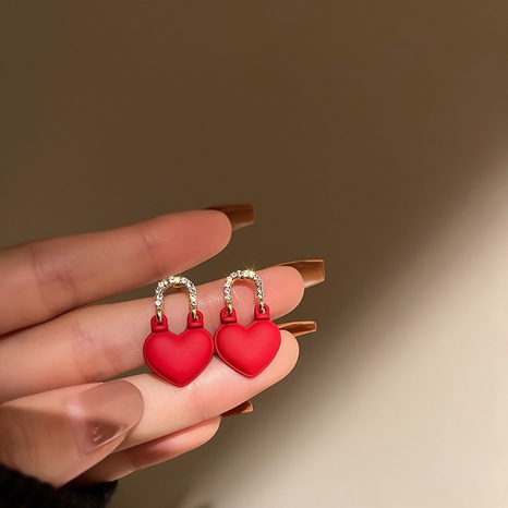 Boucles d'oreilles coeur de pêche simples de nouvel an de sac à main de diamant de style chinois's discount tags