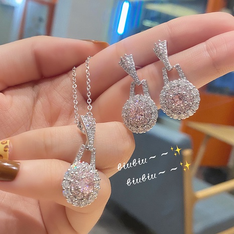 Europäischer und amerikanischer leichter Luxus-Retro-Stil voller diamantrosa Kristallohrringe Anhänger Halskette's discount tags