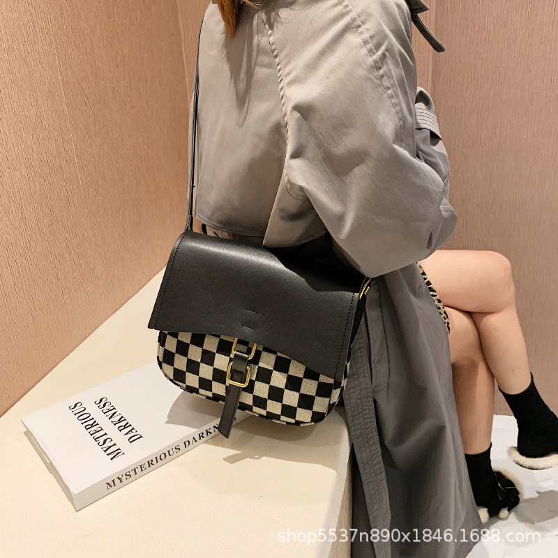 Niche design womens autumn and winter new trendy messenger bag wholesale