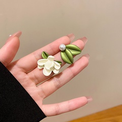 Fashion Leaf Flower Alloy Asymmetrical Spray Paint Inlay Pearl Women'S Ear Studs 1 Pair
