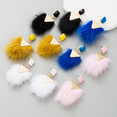 Elegant Geometric Solid Color Artificial Feather Alloy Plating Women'S Drop Earrings 1 Pair