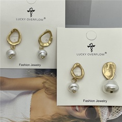 Fashion Irregular Geometric Imitation Pearl Alloy Asymmetrical Plating Women'S Drop Earrings 1 Pair
