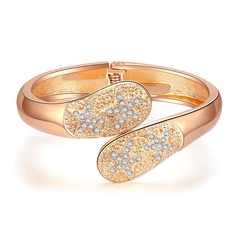 bracelet plaqué or KC symétrique étoile à cinq branches serti de diamants de niche