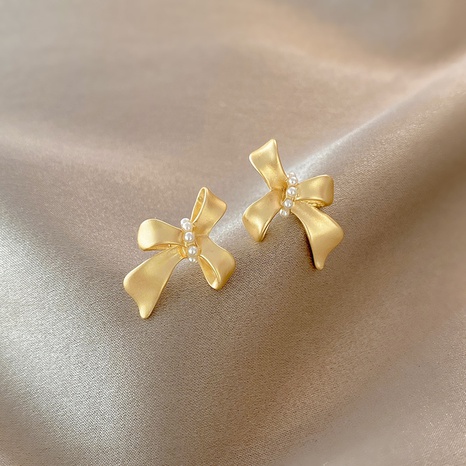 Simple fashion pearl earrings female niche alloy stud earrings's discount tags