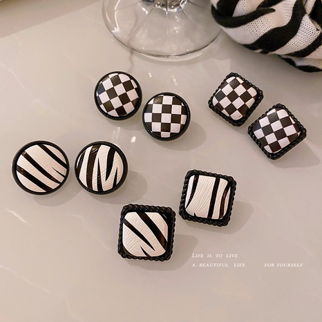 Boucles d'oreilles rétro en cuir à carreaux rayés à carreaux géométriques noir et blanc contrastés's discount tags