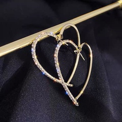 Boucles d'oreilles en métal avec strass incrustés en forme de coeur creux