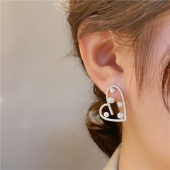 Silver needle Korean niche design pearl earrings love trend autumn and winter net red high-end earrings earrings