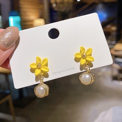 boucles d'oreilles en cuivre mignonnes de couleur de contraste de perles de fleur jaune de mode en gros