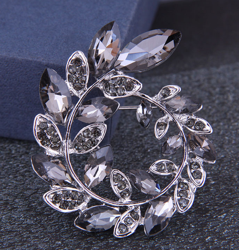 Broche de mujer de pétalos brillantes de diamante de aleación simple de moda coreana's discount tags
