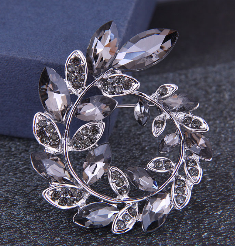 Korean fashion simple alloy diamond bright petals ladies brooch