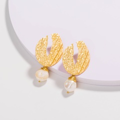 vintage dumb gold irregular metal hollow V-shaped hand-wound pearl earrings