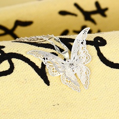 arbeiten Sie silbernen mehrschichtigen hohlen geschnitzten Schmetterlingslegierungs-Halskettenfrauengroßverkauf um