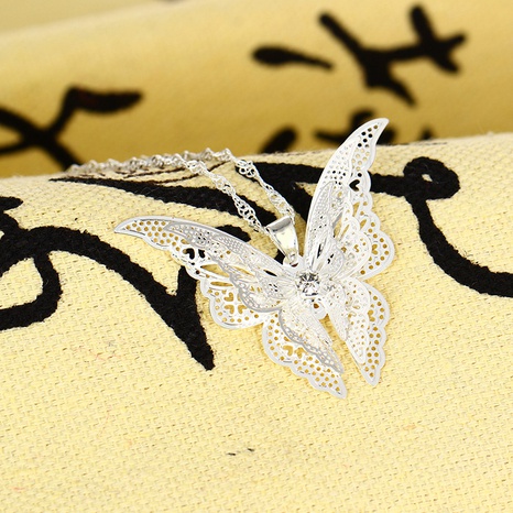 arbeiten Sie silbernen mehrschichtigen hohlen geschnitzten Schmetterlingslegierungs-Halskettenfrauengroßverkauf um's discount tags