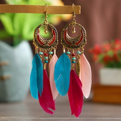 Boucles d'oreilles en alliage ethnique rétro en forme de croissant avec pompon en plumes longues bijoux en perles de riz
