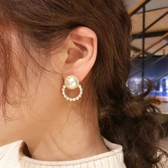 Boucles d'oreilles à tige de perle rétro Boucles d'oreilles en alliage de mode simple