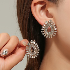Goujon de boucles d'oreilles en alliage exagéré simple en forme de goutte de diamant géométrique à la mode