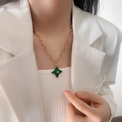 Moda cadena hueca tendencia verde estrella de cuatro esquinas collar de acero de titanio