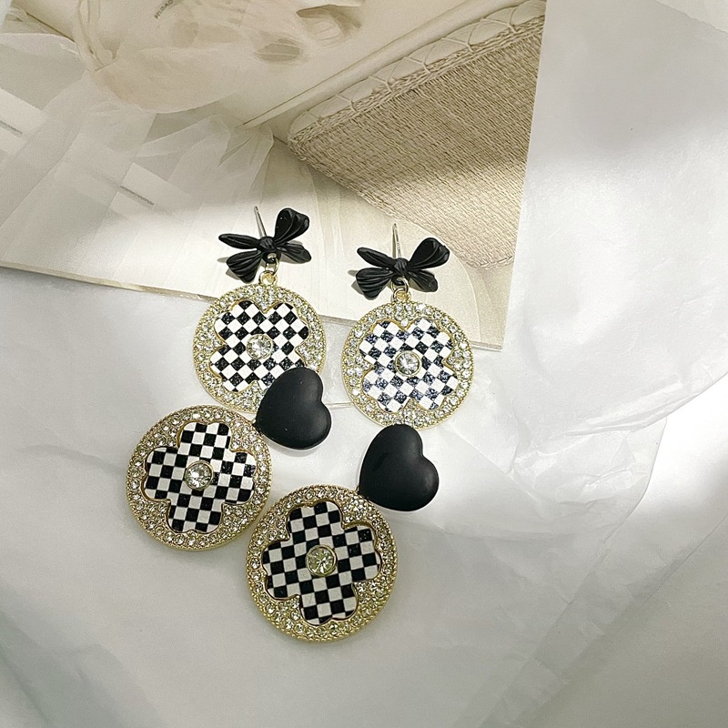 fashion simple black and white fourleaf flower alloy earrings