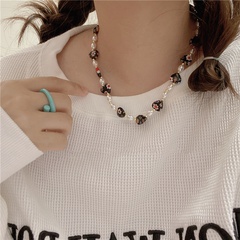 Retro pearl chain heart-shaped daisy pattern resin necklace wholesale