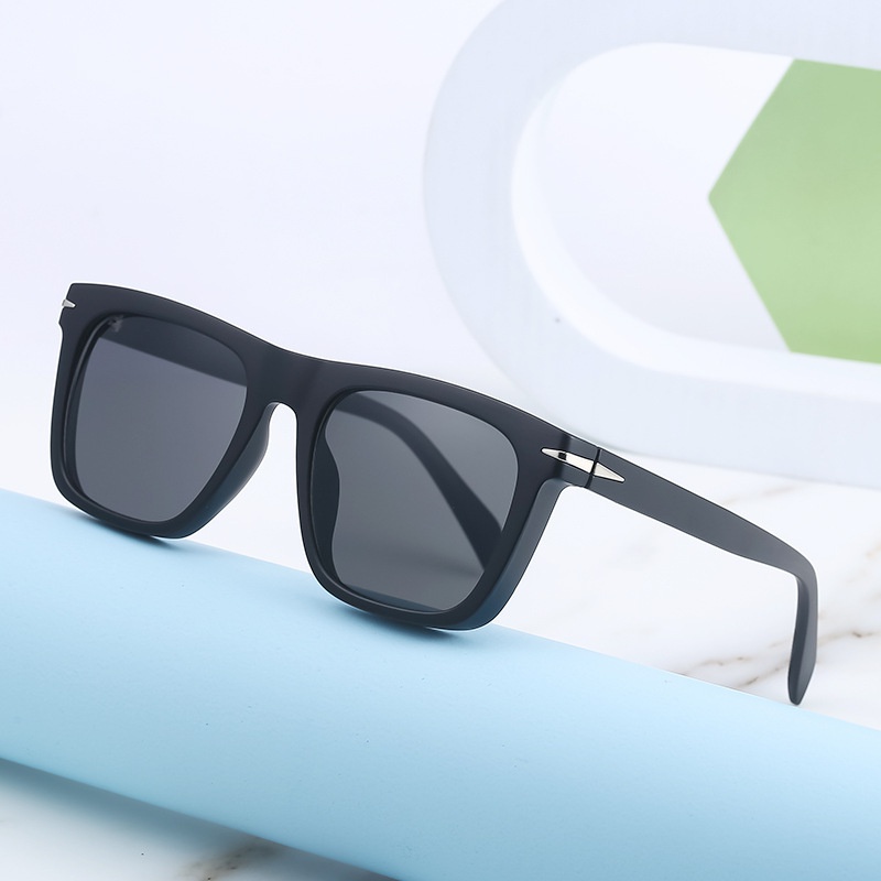 RetroSonnenbrille mit quadratischem Rahmen und Niet kleine RahmenSonnenbrille im Grohandel