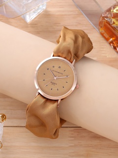 Reloj de cuarzo de tendencia simple con esfera digital retro casual de color sólido para damas al por mayor