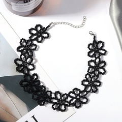 einfache handgefertigte Perlenkette mit schwarzen Blumen